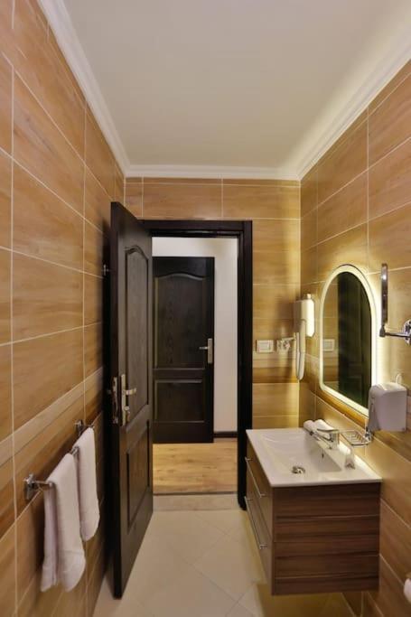 Parkside Boutique 3 Bbr Serviced Apartment - Ocean Blue - Near Airport Kairó Kültér fotó